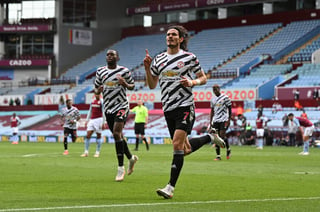 Edinson Cavani celebra tras marcar el tercer tanto en la victoria del Manchester United 3-1 sobre Aston Villa. (AP)