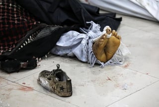 Familias acongojadas sepultaron el domingo a sus seres queridos tras el espeluznante estallido de una bomba en una escuela para niñas en la capital afgana que mató a 50 personas, muchas de ellas niñas de apenas entre 11 y 15 años de edad. La cifra de heridos por el atentado del sábado ascendía a más de 100, indicó el portavoz del Ministerio de Relaciones Interiores Tariq Arian. (ARCHIVO) 
