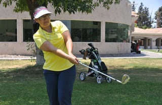 Impulsada por su esposo y su hijo, Rosy Castillo comenzó a jugar golf en el 2014 y ahora destaca en el Campestre Gómez Palacio. (JESÚS GALINDO)