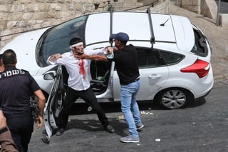 Con el correr de las horas se registraron más y más choques en las inmediaciones de la Ciudad Vieja, tanto entre palestinos y fuerzas de seguridad como entre jóvenes palestinos grupos de judíos religiosos.
(EFE)