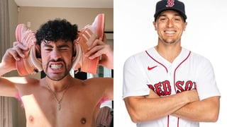 El artista puertorriqueño Bad Bunny obsequió a su compatriota pelotero Enrique 'Kike' Hernández, de los Medias Rojas de Boston, unas zapatillas de béisbol que forman parte de la colección de la marca Adidas y del cantante urbano boricua. (ESPECIAL) 
