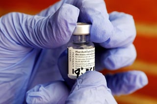 BioNTech insistió el lunes que no hay necesidad de anular las protecciones a las patentes de las vacunas contra el COVID-19 dado que los fabricantes serán capaces de producir las dosis suficientes para abastecer al mundo en el próximo año. (ARCHIVO) 
