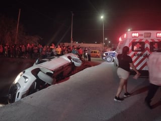 Una camioneta cayó a un canal de riego en la colonia Villas San Agustín de la ciudad de Torreón; no se reportaron personas lesionadas de gravedad. (EL SIGLO DE TORREÓN)