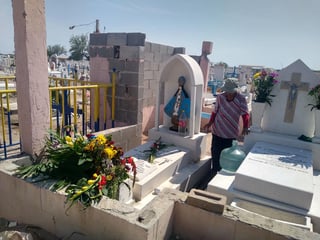 Los panteones de Francisco I. Madero registraron poca fluencia de personas, que este lunes acudieron para adornar los tumbas por la celebración del Día de las Madres. (MARY VÁZQUEZ/EL SIGLO DE TORREÓN)