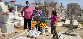 Las tres mujeres acudieron ayer al panteón municipal de Lerdo a recordar a sus difuntas.