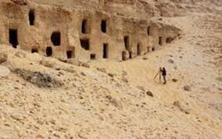 Una misión arqueológica egipcia ha descubierto unas 250 tumbas rupestres de nobles y altos funcionarios ubicadas en la necrópolis de Al Hamidiyah, en la provincia de Sohag (sur del país), durante un proyecto de documentación histórica en la zona, informó hoy el Ministerio de Antigüedades. (ESPECIAL) 