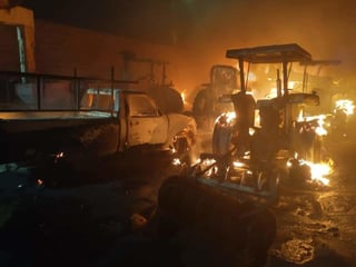 El incendio se registró minutos antes de las 2 de la madrugada del martes en el establo La Esmeralda, ubicado sobre la carretera La Esmeralda-Gregorio García a la altura del kilómetro 14.
(EL SIGLO DE TORREÓN)