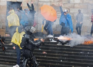 Cuarenta y dos personas han muerto durante las protestas antigubernamentales que dieron inicio hace dos semanas en medio del descontento avivado por la creciente pobreza y desigualdad en el país durante la pandemia, dijo el martes la Defensoría del Pueblo de Colombia. (ARCHIVO)