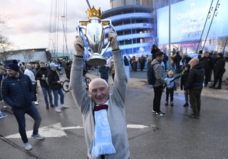 Aficionados del Manchester City se reunieron en las afueras el estadio Etihad para celebrar el título del equipo. (EFE)