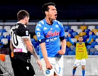 Hirving Lozano celebra luego de marcar el tercer tanto del Napoli en la goleada de su equipo 5-1 sobre Udinese. (EFE)