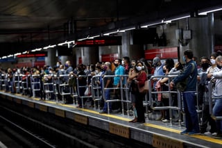 El Gobierno de Sao Paulo, uno de los estados brasileños más castigados por la pandemia, anunció este miércoles que instalará puestos de vacunación contra la COVID-19 en paradas del metro de la capital paulista y en el tren que conecta con la zona metropolitana. (ARCHIVO) 
