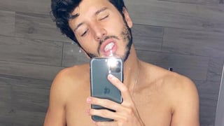 El cantante colombiano Sebastián Yatra provocó toda clase de reacciones en redes sociales tras compartir con sus seguidores una reveladora imagen para presumir su físico. (ESPECIAL) 