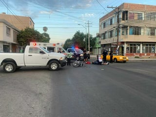 Paramédicos de la Cruz Roja delegación Torreón arribaron al lugar para atender al motociclista. (EL SIGLO DE TORREÓN)