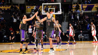 Los Lakers tenían una ventaja de 121-113 con 2:57 por disputar, pero los Rockets anotaron nueve consecutivos para ponerse uno arriba en el último minuto. Tras un tiempo muerto, Kuzma pudo colarse bajo el aro y anotar la canasta decisiva.
(ARCHIVO)