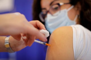 ¿Cuándo habrá vacunas contra el COVID-19 disponibles en todo el mundo? Los expertos dicen que en algunos países podría ser no antes de 2023. (ARCHIVO) 