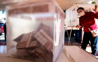 De acuerdo con registros del Organismo Pública Local Electoral (Ople) de Veracruz, en promedio, de manera general cada partido postuló entre mil 700 y 2 mil candidatos.
(ARCHIVO)