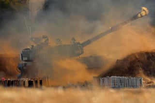 El Ejército israelí inició hoy un intenso bombardeo desde tierra y aire en la franja de Gaza en plena escalada bélica, que no descarta una ofensiva terrestre en el enclave. (EFE)