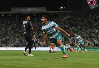 Con una gran definición, Eduardo Aguirre volvió a marcar para los Guerreros, que tomaron ventaja al vencer 2-1 al Monterrey. (JESÚS GALINDO)