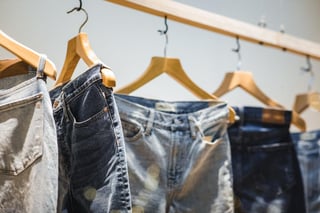 Existen muchas formas para reutilizar la mezclilla de tus jeans. (ESPECIAL)