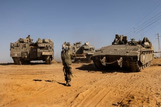 Poco después de la medianoche del viernes, las fuerzas armadas israelíes emitieron una preocupante declaración a la prensa: “Tropas de las divisiones de tierra y aire de las Fuerzas de Defensa de Israel están atacando la Franja de Gaza en estos momentos”. (AP)
 