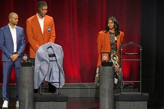 Natalia Bryant generó múltiples emociones cuando se colocó el saco del Salón de la Fama de su padre, Kobe Bryant, durante la ceremonia. (AP)