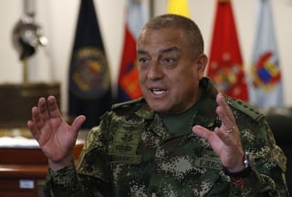El comandante de las Fuerzas Militares de Colombia, general Luis Fernando Navarro, aseguró en una entrevista que, en medio de la crisis social por las protestas de las últimas dos semanas que han dejado 42 muertos, no ve 'tentaciones autoritarias' entre los soldados que defienden 'el Estado social de derecho'. (EFE