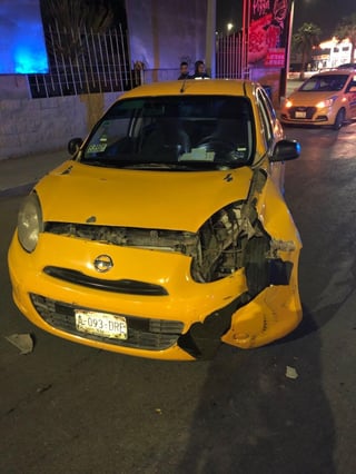 A la altura del bulevar Rodríguez Triana, chocó de frente contra un taxi Nissan March, color amarillo, tripulado por Israel de 42 años de edad.
(EL SIGLO E TORREÓN)