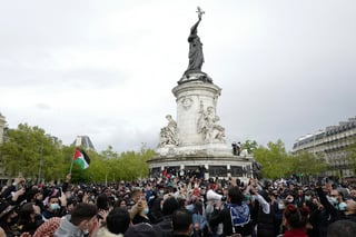Cientos de personas participaron este sábado en París en una protesta en apoyo de los palestinos que había sido prohibida por la justicia y que fue dispersada de forma sistemática con gases lacrimógenos y cañones de agua. (AP)