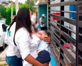 La candidata a diputada en Chihuahua por el Distrito 18, Rosy Carmona, quien compite junto al PRI, se volvió viral en redes sociales luego de ser captada en campaña pidiendo el voto mientras amamantaba a su hija. 