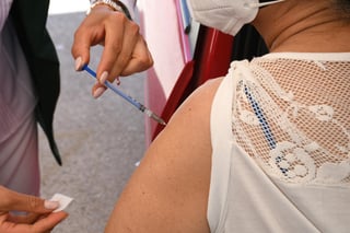 El Gobierno del Estado de Durango anunció el inicio de la vacunación para los adultos de 50 a 59 años de edad, a partir de este 19 de mayo en cuatro municipios: Gómez Palacio, Lerdo Guadalupe Victoria y San Juan del Río.
(ARCHIVO)