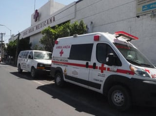 Personal de Protección Civil de Gómez Palacio se movilizó hasta el sector Centro de la ciudad tras el reporte de un hombre de la tercera edad lesionado. (ARCHIVO)