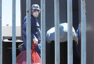 Este sábado 15 de mayo, México registró un total de 220 mil 380 muertes confirmadas provocadas por el coronavirus SARS-CoV-2 de acuerdo a la Secretaría de Salud en su informe técnico. (ARCHIVO) 
