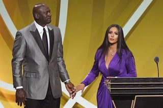 Michael Jordan toma de la mano a Vanessa Bryant, quien dio un bonito discurso refiriéndose a su exmarido Kobe Bryant; también ingresaron ayer al Salón de la Fama Tim Duncan y Kevin Garnett, entre otros.