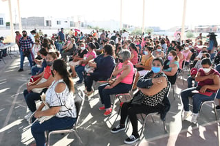 Se habilitaron tres sedes de vacunación anti-COVID-19 para las personas de entre 50 y 59 años de edad en Torreón. El tiempo promedio que permanecían las personas era de dos horas y media. La jornada concluirá hasta el sábado de la próxima semana. (FERNANDO COMPEÁN)