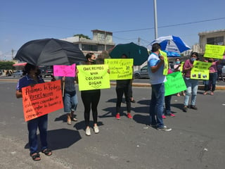 Bloquearon la calle Urrea frente a la empresa Reciclados Laguna para exigir su reubicación ante la serie de problemáticas que aseguran ha generado desde hace más de dos décadas. (EL SIGLO DE TORREÓN)