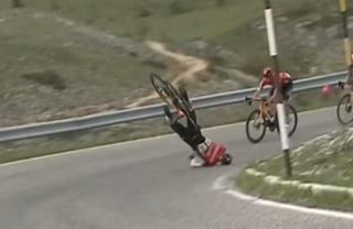El ciclista Matej Mohoric fue forzado a abandonar el Giro d'Italia después de sufrir un aparatoso accidente al ir de bajada en la fase nueve de la carrera. (Especial) 