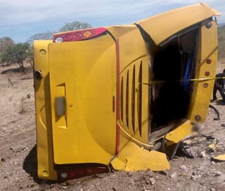 Seis personas fallecieron y otras 16 resultaron heridas al volcarse un autobús de pasajeros en una carretera del centro de México, informaron las autoridades. (TWITTER)