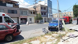 Al medio día de este domingo, un conductor impactó su vehículo contra dos autos estacionados y derribó un poste de madera en la zona centro de la ciudad de Torreón. (EL SIGLO DE TORREÓN)