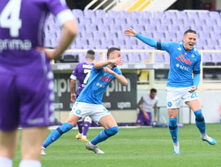  El Napoli logró este domingo un trascendental triunfo por 2-0 en el campo del Fiorentina y recuperó la tercera posición que le había arrebatado momentáneamente el Juventus Turín, por lo que le bastará un triunfo la próxima semana contra el Hellas Verona, en la última jornada de la Serie A, para clasificarse para la Liga de Campeones. (EFE)