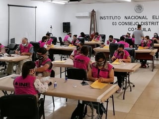 Personal del Instituto Nacional Electoral (INE) del Distrito 03 de Coahuila, inició este domingo el conteo y sellado de las boletas que se utilizarán en los comicios del 6 de junio para la elección de diputados federales. (ARCHIVO)