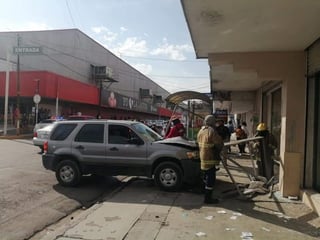 El área del accidente fue resguardada por las autoridades, quienes retiraron la estructura metálica derribada y la camioneta. (EL SIGLO DE TORREÓN)