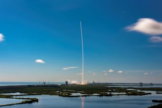 La compañía SpaceX lanzó al espacio desde Florida (EUA) el cohete reciclable Falcon 9 con una nueva tanda de 52 satélites para su red de internet Starlink, tras encontrar condiciones atmosféricas favorables para la misión. (ARCHIVO) 
