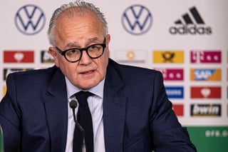  El presidente de la Federación Alemana de Fútbol Fritz Keller presentó su renuncia el lunes, casi un mes después de que comparó a uno de los vicepresidentes de la organización con un juez de la era nazi. (ARCHIVO)