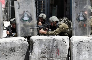 Un palestino murió hoy por disparos israelíes durante enfrentamientos entre manifestantes y el Ejército de Israel en Cisjordania ocupada, en el marco de una ola de masivas protestas palestinas en apoyo a la Franja de Gaza, informó el Ministerio de Sanidad de la Autoridad Nacional Palestina. (ARCHIVO) 
