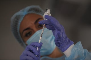 Combinar las vacunas anti-COVID de AstraZeneca y Pfizer contra el coronavirus es seguro, determinó un estudio español del que hoy dan cuenta medios en ese país. (ARCHIVO) 