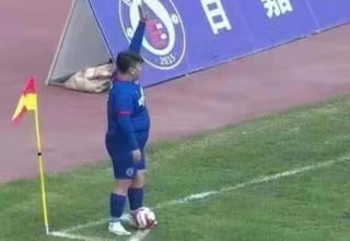 En China, el propietario del club Zibo Cuju fue culpado por llevar al equipo a la última posición de la tabla general de la liga tras obligar al Director Técnico a colocar en la alineación a su hijo. (Especial)