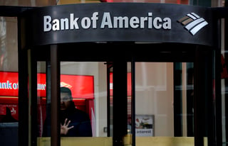 El banco estadounidense Bank of America anunció este martes que va a aumentar su sueldo mínimo a 25 dólares por hora para 2025, tras haberlo elevado a 20 dólares durante el año pasado. (ARCHIVO)
