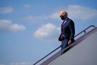 El presidente Joe Biden llega a la Base Andrews de la Fuerza Aérea en Maryland tras una visita a una planta de Ford en Michigan, el martes 18 de mayo de 2021. (AP Foto/Evan Vucci)
