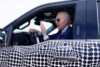 El presidente Joe Biden hace un alto frente a la prensa mientras conduce una camioneta F-150 Lightning en una instalación de Ford en Dearborn, Michigan, el martes 18 de mayo de 2021. (AP Foto/Evan Vucci) 