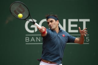 Roger Federer perdió 6-4, 4-6, 6-4 ante Pablo Andújar en su debut en el Abierto de Ginebra, que se juega en canchas de arcilla. (EFE)
